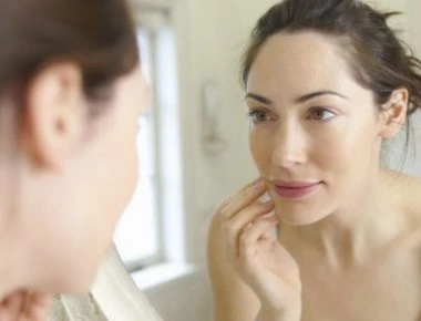 Πρησμένα μάτια από τον ύπνο: 5 απλές λύσεις για να δώσετε τέλος